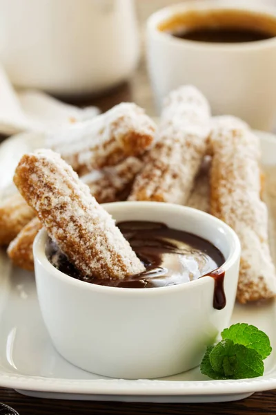 Churros Sıcak Çikolata Pudra Şekeri Ile — Stok fotoğraf