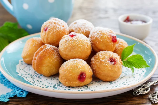 Donuts Gefüllt Mit Himbeermarmelade Und Puderzucker — Stockfoto