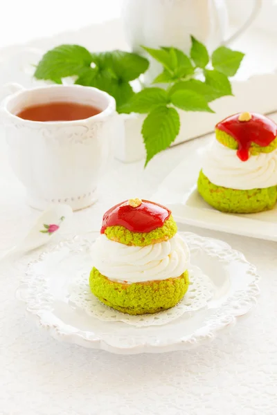 Pastel Shu Eclair Con Compota Fresa Crema Almendras — Foto de Stock