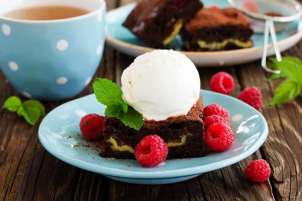 Brownie Con Frambuesas Relleno Queso — Foto de Stock