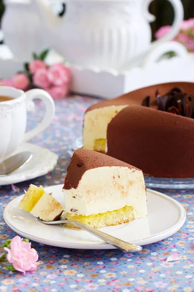 Elegante Chocolade Souffle Taart Bedekt Met Chocolade Velor Met Citroen — Stockfoto