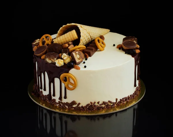 Gâteau Éponge Pour Son Anniversaire Sur Fond Noir — Photo