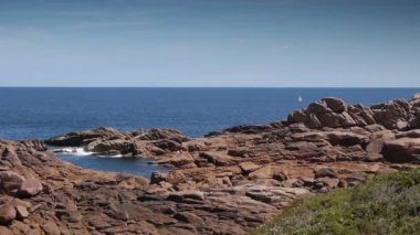 Ploumanach adlı kırmızı granit kayalar. Kıyı şeridi Bretagne, Fransa, pembe taşlar.