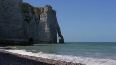 Etretat, kıyı şeridi. Sarp kireçtaşı duvarları ve okyanusa Normandy, Fransa