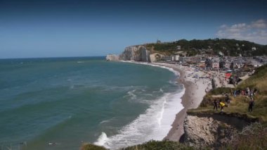 Etretat, kıyı şeridi. Turistik beach Normandiya Fransa adlı.