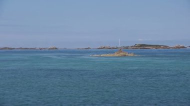 Deniz kenarında Ile de Brehat. Okyanus ve kayalar Adası'nda. Bretagne Fransa.