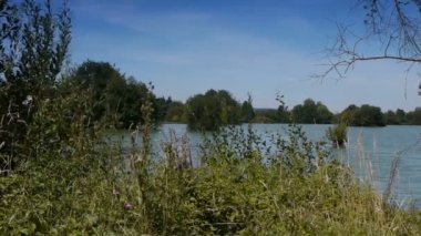 Göl ve ağaçlar Fransa'da Park. Atış Pont Audemer Normandy için alınır.