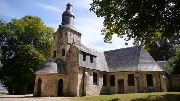 教会ノートルダム オンフルールの恵み オンフルール ノルマンディー フランスの丘の上の小さな礼拝堂 — ストック動画
