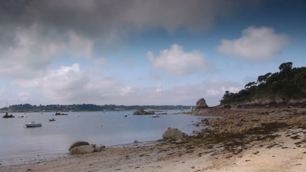 海边的 Brehat 海峡海岛在布列塔尼法国 — 图库视频影像