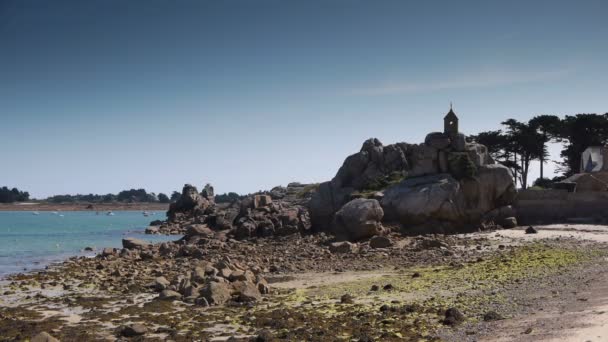 Aan Zee Port Blanc Rotsen Met Een Kleine Kapel Bij — Stockvideo