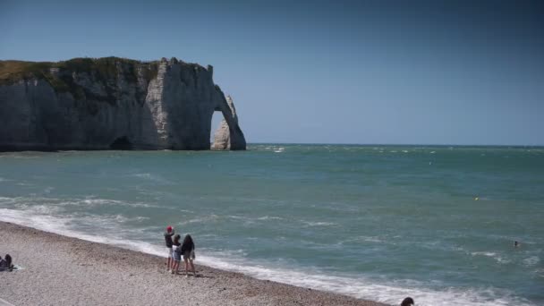 Kustlijn Bij Etretat Steile Kalkstenen Muren Het Strand Normandië Frankrijk — Stockvideo
