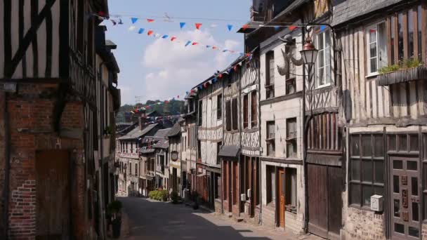 トゥールーズの中世通り ロマンチックな古い村は フランスのノルマンディーで木骨造りの古い家 — ストック動画