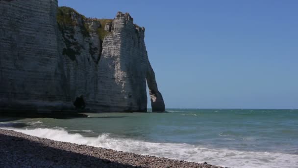 Etretat Kıyı Şeridi Sarp Kireçtaşı Duvarları Okyanusa Normandy Fransa — Stok video