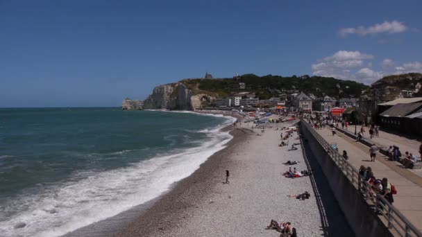 Linia Brzegowa Promenady Etretat Plaża Słoneczną Pogodę Normandii Francji — Wideo stockowe