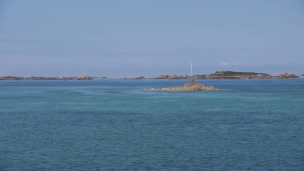 海边的 Brehat 岛上的海洋和岩石 布列塔尼法国 — 图库视频影像