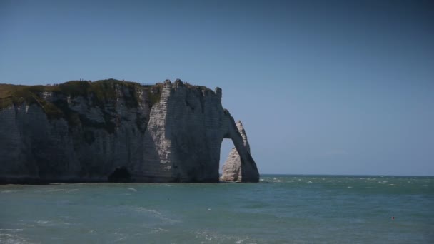 Linha Costeira Etretat Paredes Íngremes Pedra Calcária Mar Normandia França — Vídeo de Stock