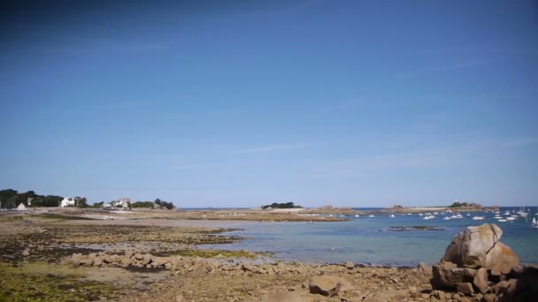 Una Pequeña Capilla Las Rocas Playa Bretagne Francia Esta Grabación — Vídeo de stock