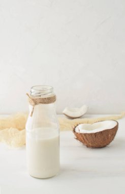 Taze Hindistan cevizi sütü şişe