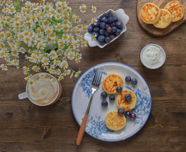 Yaz kahvaltı kahve ve süzme peynir krep ile