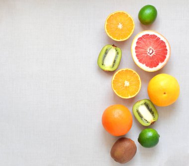 Kopya alanı beyaz zemin üzerine taze meyve çeşitli