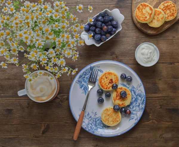 Летний Завтрак Кофе Творожными Блинчиками — стоковое фото