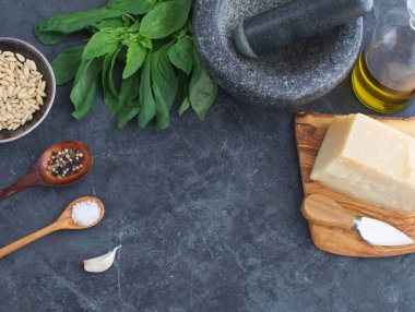 İtalyan pesto malzemelerin üzerine koyu beton arka plan üstten görünüm, kopya alanı