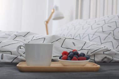 Kahvaltı oda ahşap tepsi otel odasında sabah konsept iç kopya geometrik sayfası alanı ve büyük Karpuzu portakal suyu yastık