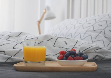 Kahvaltı oda ahşap tepsi otel odasında sabah konsept iç kopya geometrik sayfası alanı ve büyük Karpuzu portakal suyu yastık