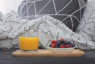 Kahvaltı oda ahşap tepsi otel odasında sabah konsept iç kopya geometrik sayfası alanı ve büyük Karpuzu portakal suyu yastık