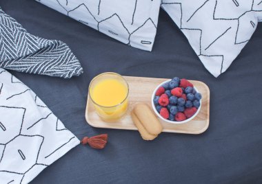 Kahvaltı oda ahşap tepsi otel odasında sabah konsept iç kopya geometrik sayfası alanı ve büyük Karpuzu portakal suyu bisküvi yastık