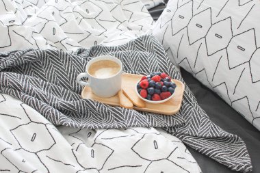 Kahvaltı oda ahşap tepsi otel odasında sabah konsept iç kopya geometrik sayfası alanı ve büyük Karpuzu Cappuccino Kupası bisküvi yastık