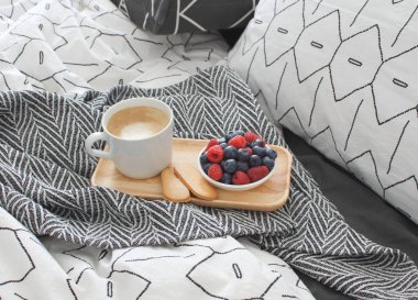 Kahvaltı oda ahşap tepsi otel odasında sabah konsept iç kopya geometrik sayfası alanı ve büyük Karpuzu Cappuccino Kupası bisküvi yastık