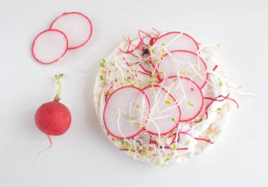 Sağlıklı snack kavramı pirinç ekmek gevrek turp dilimleri lahanası iliği dilim peynir yüksek anahtar üstten görünüm kopya alanı yetiştirilmiş