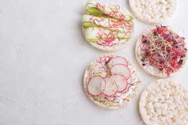 Sağlıklı snack kavramı pirinç ekmek gevrek turp dilimleri lahanası iliği dilim peynir yüksek anahtar üstten görünüm kopya alanı yetiştirilmiş
