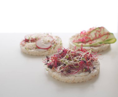 Sağlıklı snack kavramı pirinç ekmek gevrek turp dilimleri lahanası iliği dilim peynir yüksek anahtar üstten görünüm kopya alanı yetiştirilmiş