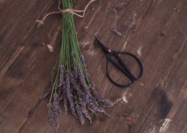 Koyu ahşap arka plan aromaterapi kavramı geleneksel tıp üstten görünüm kopya alanı Vintage Fransız Provence stili üzerinde Lavanta buket hasat lavanta