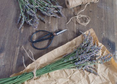 Koyu ahşap arka plan aromaterapi kavramı geleneksel tıp üstten görünüm kopya alanı Vintage Fransız Provence stili üzerinde Lavanta buket hasat lavanta