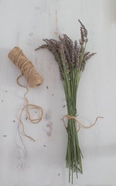 Beyaz ahşap arka planda aromaterapi kavramı geleneksel tıp Top hasat lavanta lavanta buket görüntülemek kopya alan Fransız Provence stili Toned görüntü