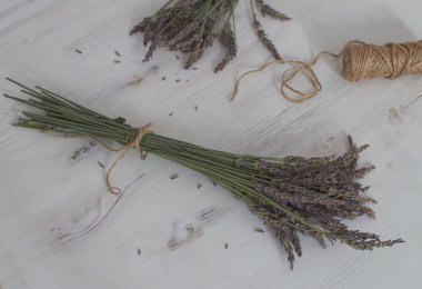 Beyaz ahşap arka planda aromaterapi kavramı geleneksel tıp Top hasat lavanta lavanta buket görüntülemek kopya alan Fransız Provence stili Toned görüntü