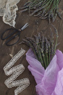 Koyu ahşap arka plan aromaterapi kavramı geleneksel tıp üstten görünüm kopya alanı Vintage Fransız Provence stili üzerinde Lavanta buket hasat lavanta