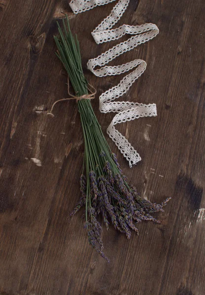 Colheita Lavanda Buquê Lavanda Fundo Madeira Escura Conceito Aromaterapia Medicina — Fotografia de Stock