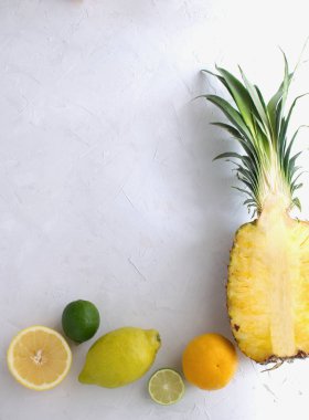 Tropikal meyve narenciye yaz Pazar kavramı üstten görünüm kopya alanı yaz ile taze ananas yarısı kavramı doğal organik gıda tartmak yaz zamanı kavramı arka plan