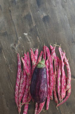 Taze organik sebze ürün yelpazesine sahip ülke stil hasat kavramı yerel pazar bakkal temiz gıda diyet ahşap arka plan kopya alanı üstten görünüm