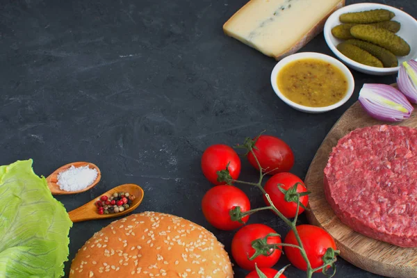 Burger Hamburger Hazırlama Ahşap Doğrama Kurulu üstten görünüm kopya alanı siyah beton zemin Amerikan mutfağı yemek pişirme arka plan maddeler