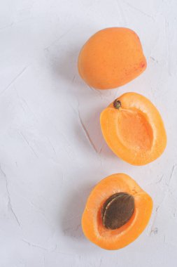 Kayısı cuted ve uncuted beyaz arka plan üzerinde sağlıklı beslenme kilo kaybı yaz meyve kavramı hasat organik meyve kopya alanı izole