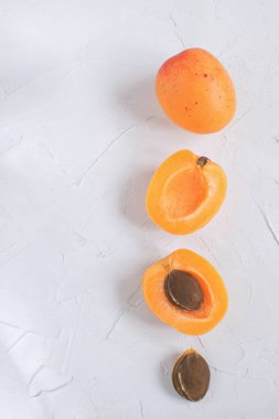 Kayısı cuted ve uncuted beyaz arka plan üzerinde sağlıklı beslenme kilo kaybı yaz meyve kavramı hasat organik meyve kopya alanı izole