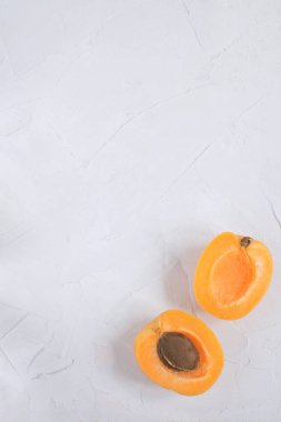 Kayısı cuted ve uncuted beyaz arka plan üzerinde sağlıklı beslenme kilo kaybı yaz meyve kavramı hasat organik meyve kopya alanı izole