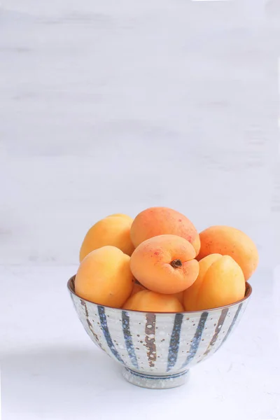 Frische Aprikosen Weißer Porzellanschale Sommer Saisonales Obstkonzept Ernte Bio Früchte — Stockfoto