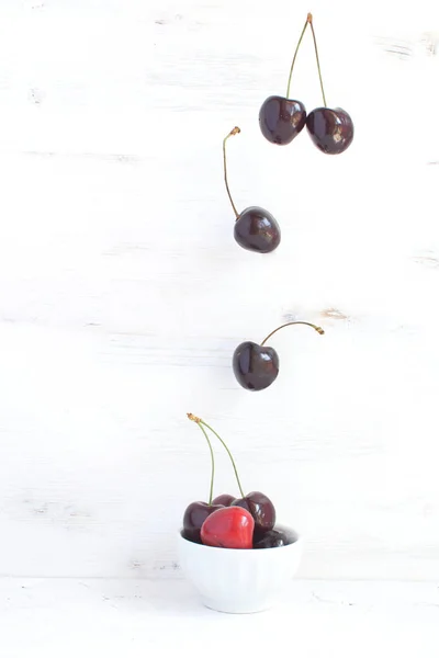 Fresh Cherries White Porcelain Bowl Flying Cherries Weight Loss Healthy — Stock Photo, Image