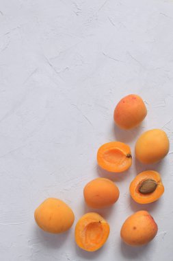 Kayısı cuted ve uncuted beyaz arka plan üzerinde sağlıklı beslenme kilo kaybı yaz meyve kavramı hasat organik meyve kopya alanı izole